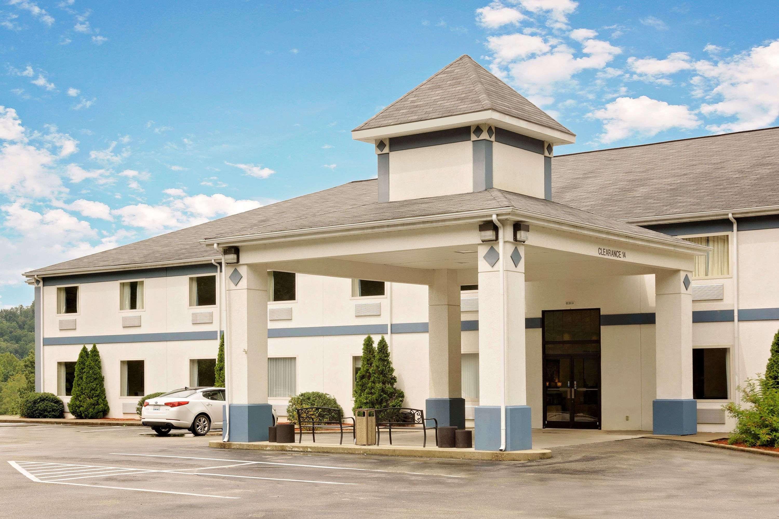 Magnuson Hotel West Liberty Exterior foto